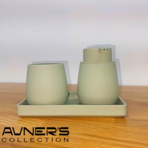 דיספנסר וכוס על מגש פיסטוק