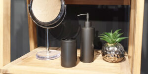 סט מונחים לאמבטיה בגימור אפור כהה אל חלד גרפיט לחדר אמבטיה מעוצב בסגנון מודרני