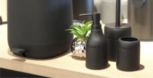 סט אביזרים מונחים לאמבטיה בשחור מט TOWN סבוניה שחורה לסבון ידיים